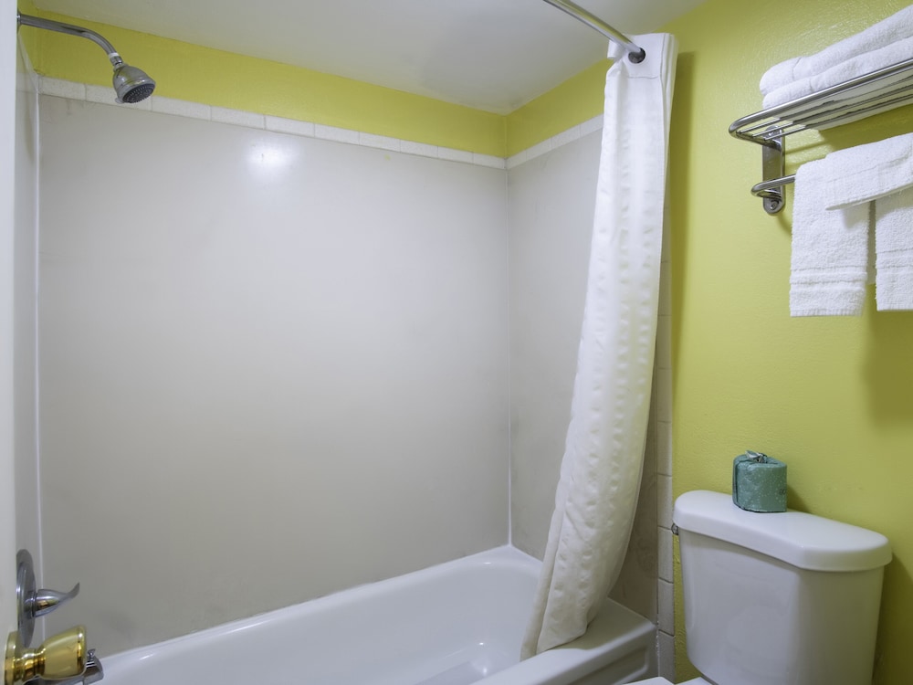 Nendels Inn and Suites Dodge City Airport 33/35