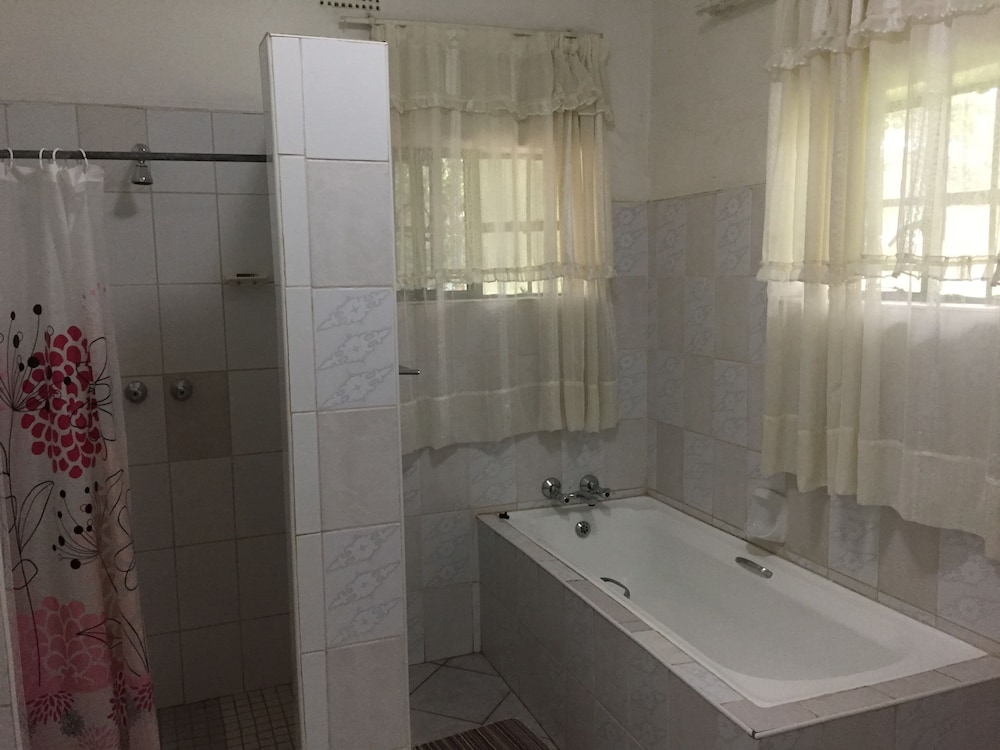 Divine Guest House 22/23