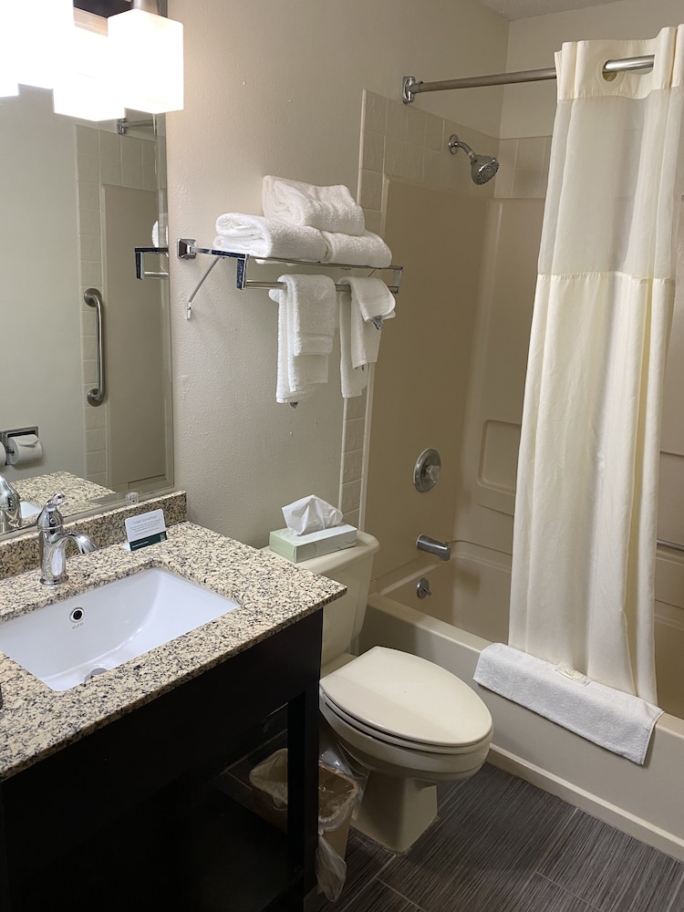 Quality Inn Morton at I-74 14/32