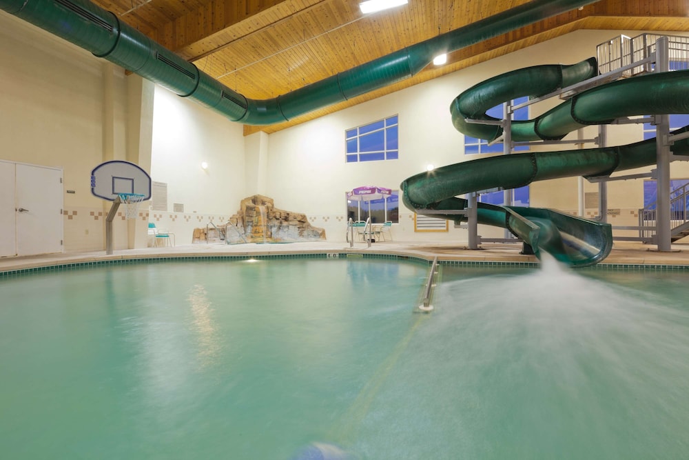Country Inn and Suites by Radisson Prairie du Chien 1/36
