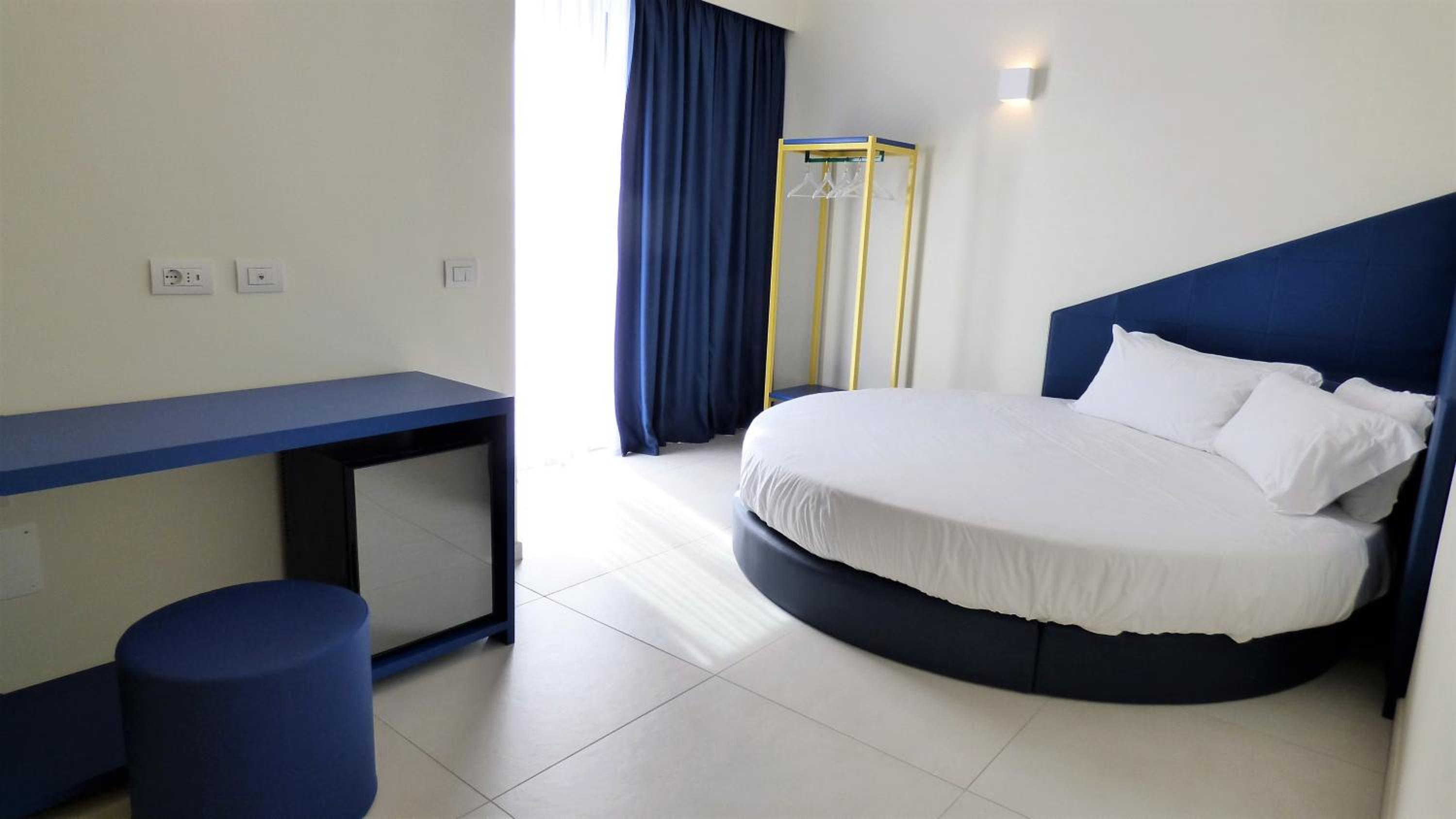 Room, Double Bed, Lateral Side Sea View, Balcony، HOTELTREVI 3/10