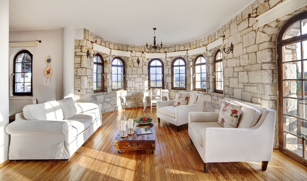 Vinifera Vineyards Hotel 30/50