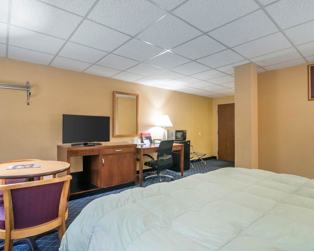 Econo Lodge Manchester, NH 28/28