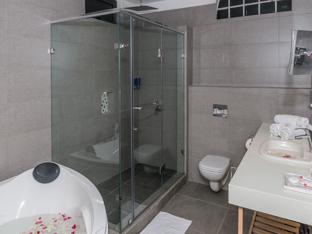 EXECUTIVE, SUITE, KING BED, BEACH FRONT, BATHTUB