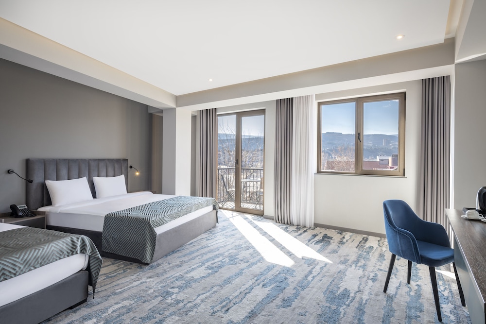 STANDARD, TRIPLE, MULTIPLE BEDS, BALCONY