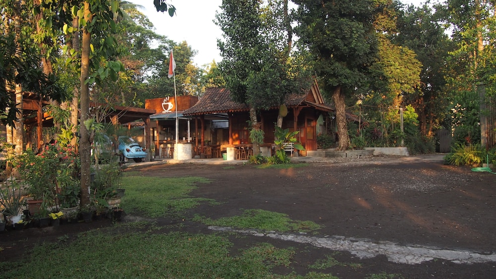 The Riverside Javanese Cottages 6/45