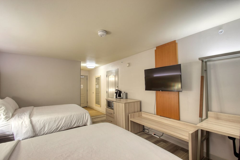 Holiday Inn Express Hotel And Suites Milwaukee Airport 20/74