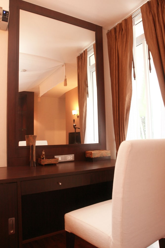 Mirth Sathorn Hotel 26/39