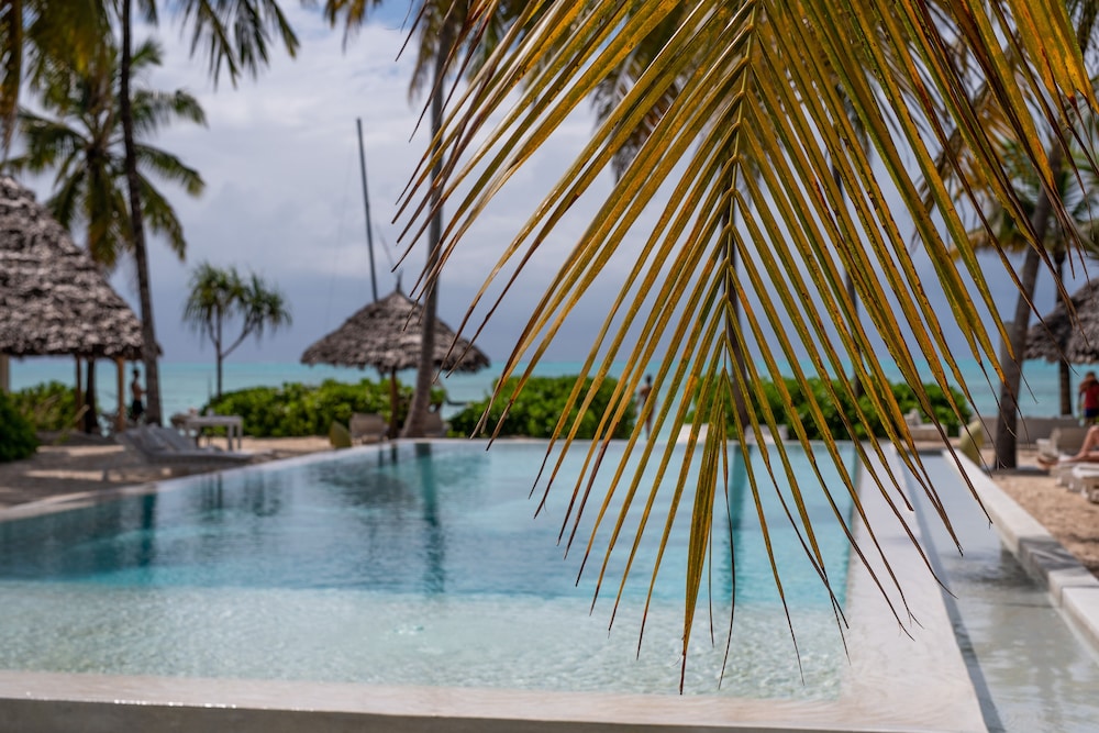 The Loop Beach Resort 37/72