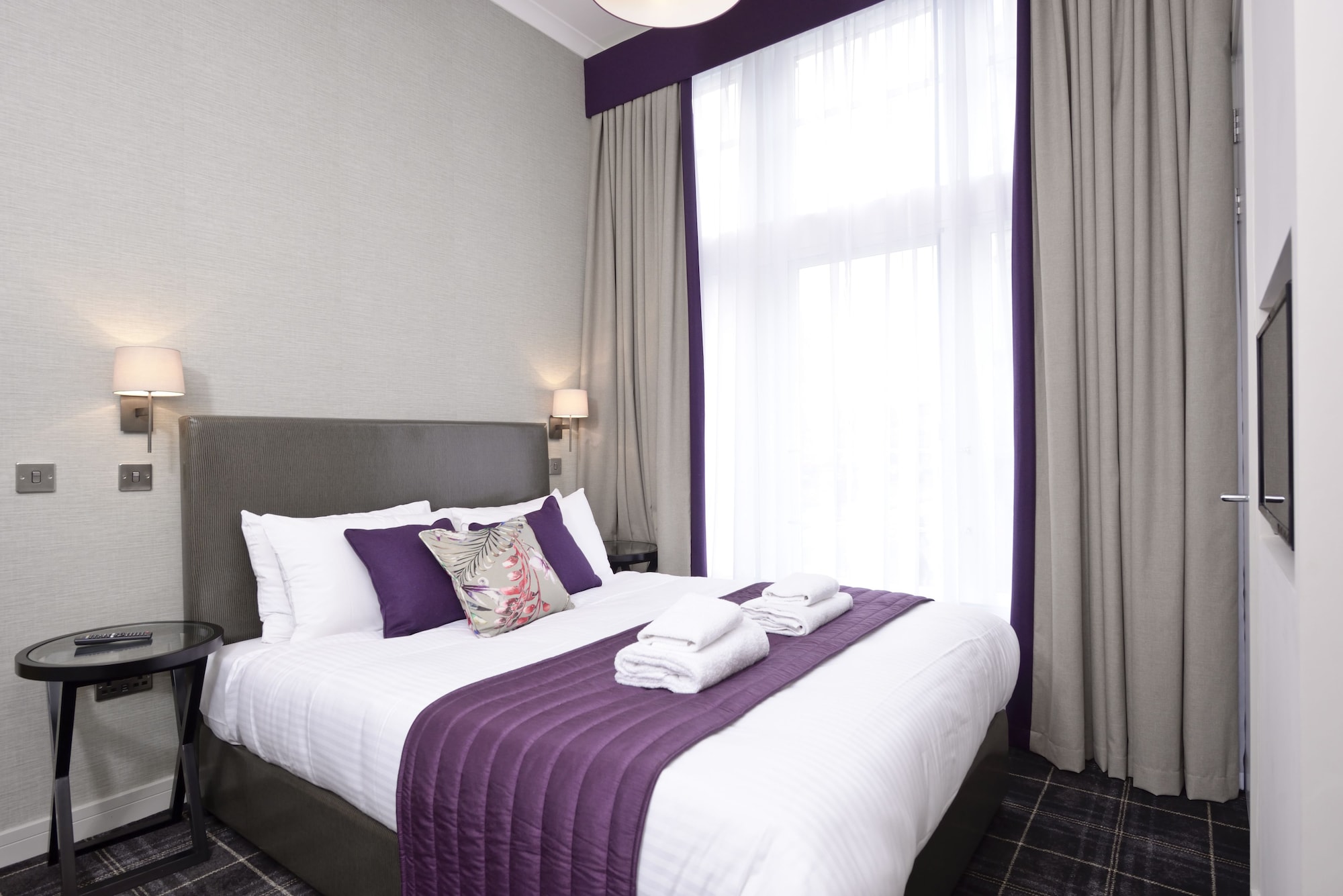 Classic, Apartment, King Bed, Castle View