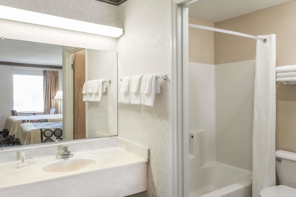Super 8 By Wyndham Ashburn 8/26