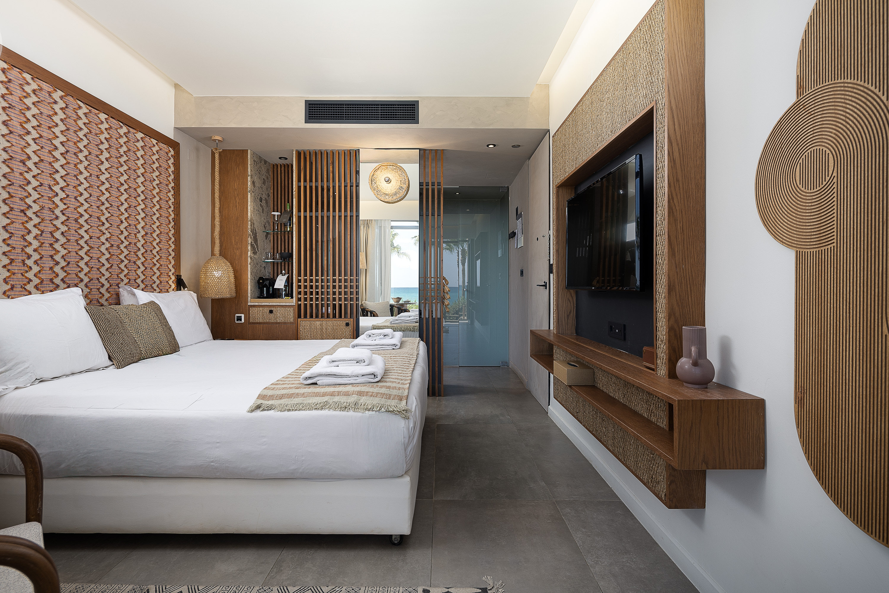 Essential, Queen Bed, Partial Sea View, Balcony