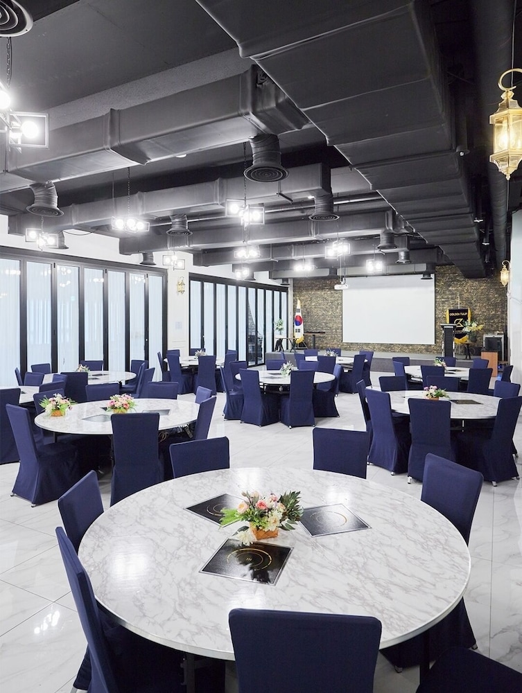 Golden Tulip Incheon Airport Hotel and Suites 53/63