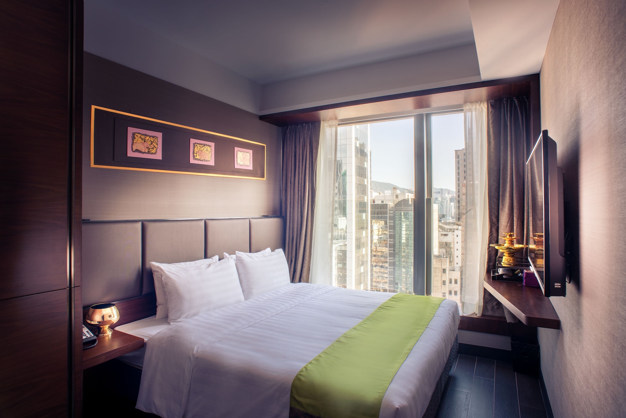 DELUXE, KING BED