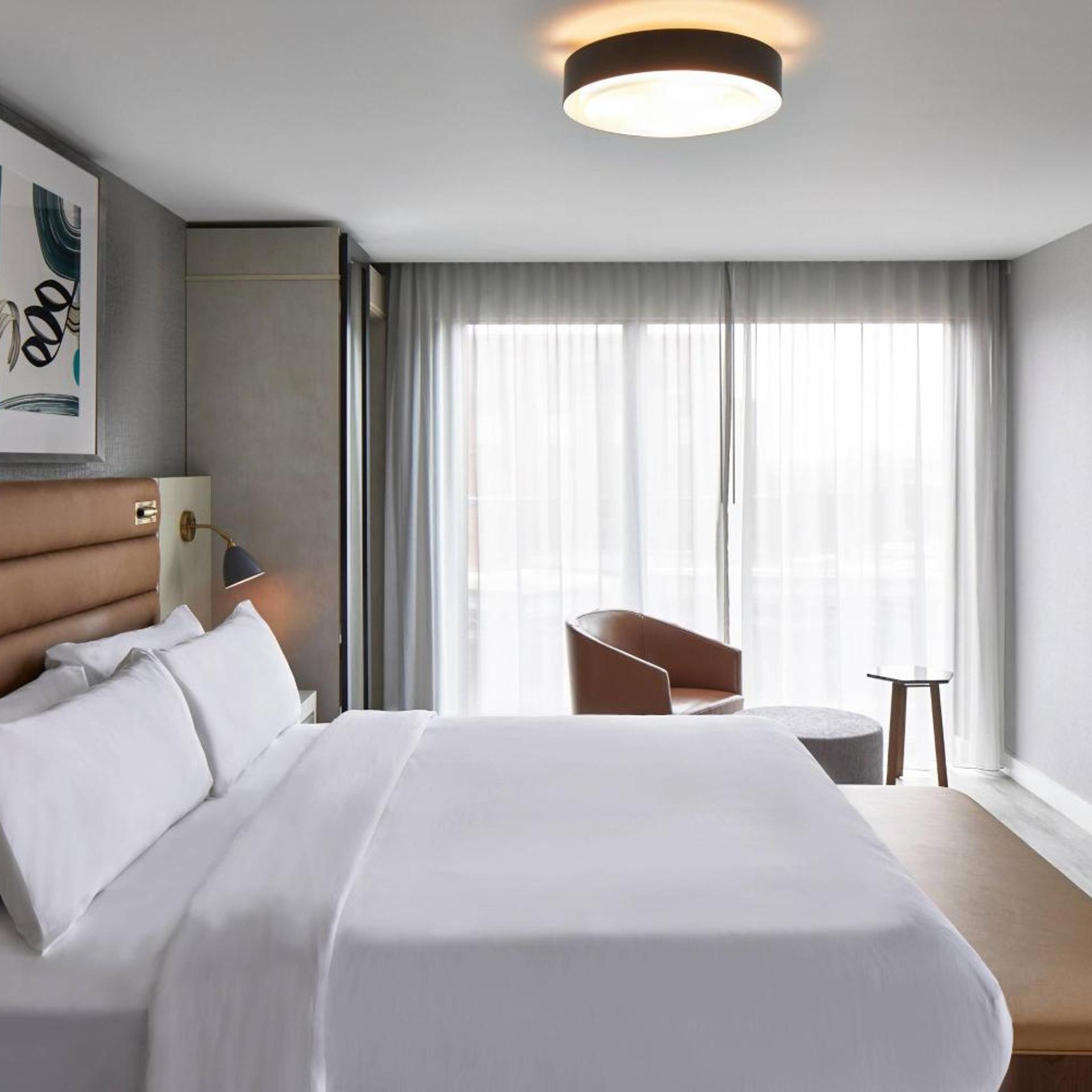 1 Bedroom, Suite, King Bed, City View, Sofa