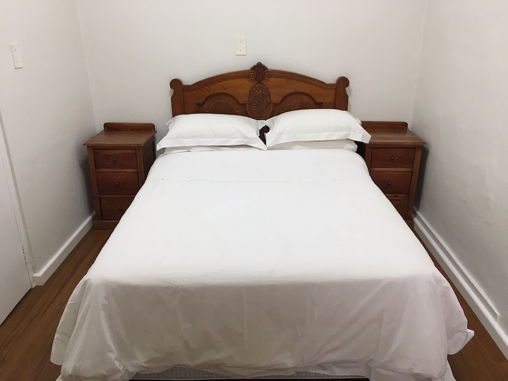 ROOM, 6 BEDS