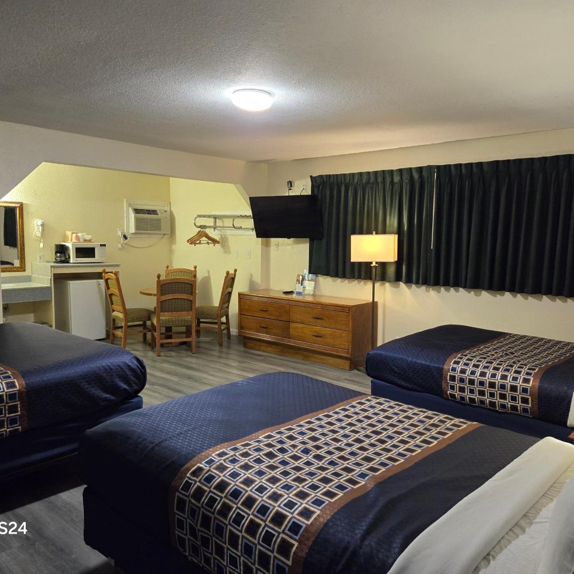 Family, 3 Queen Beds, Rodeway Inn & Suites Blythe I-10, CA 7/10