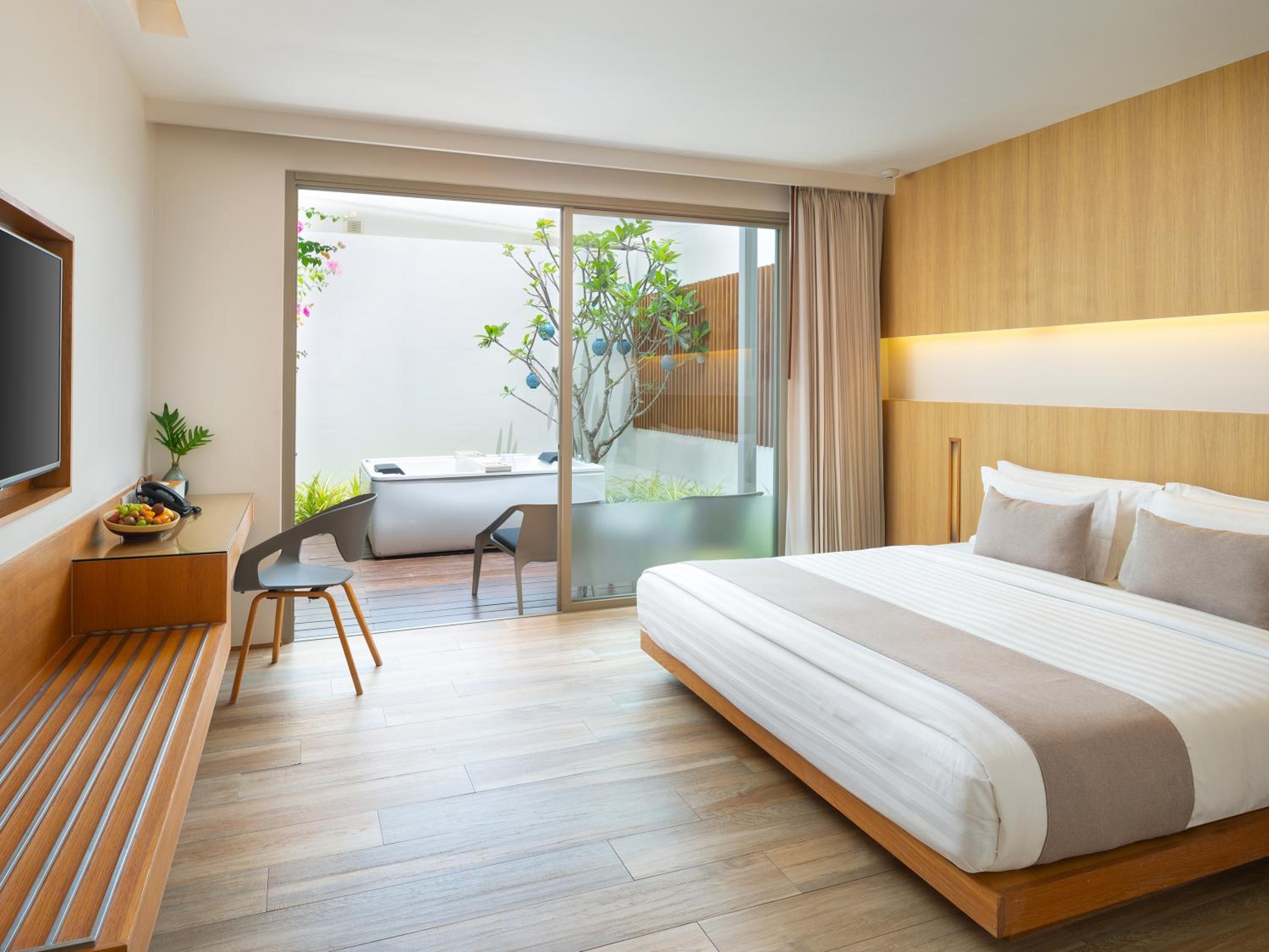Garden, Double Bed, Jetted Tub