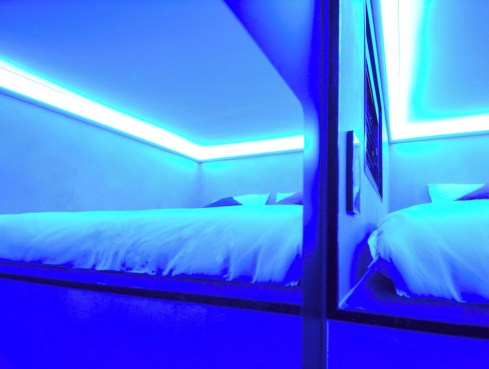 The Hyve Capsule hostel Amsterdam 12/24