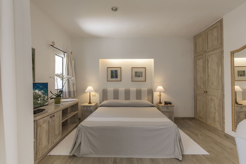 Junior Suite, 1 Queen and 1 Single Bed, Garden Area