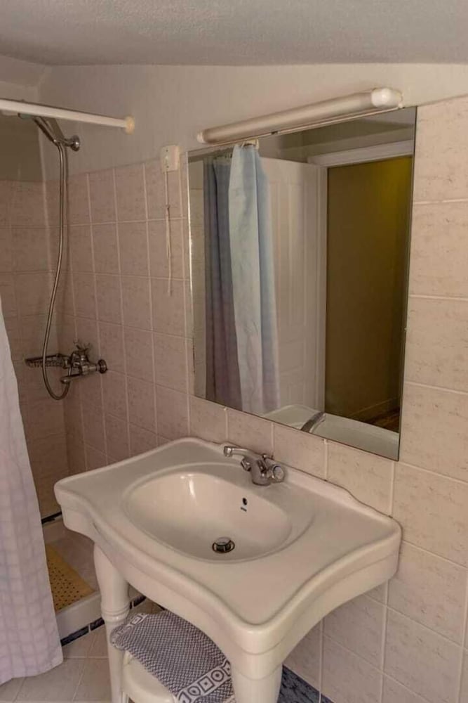 Olympion Village Hotel 48/50