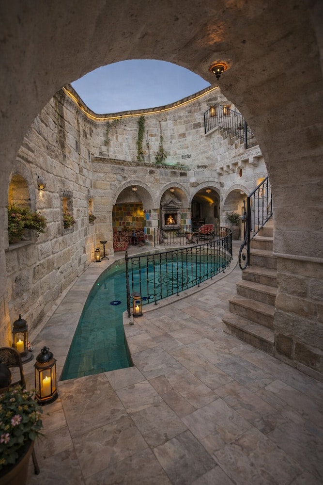 Royal Cave Hotel 50/58