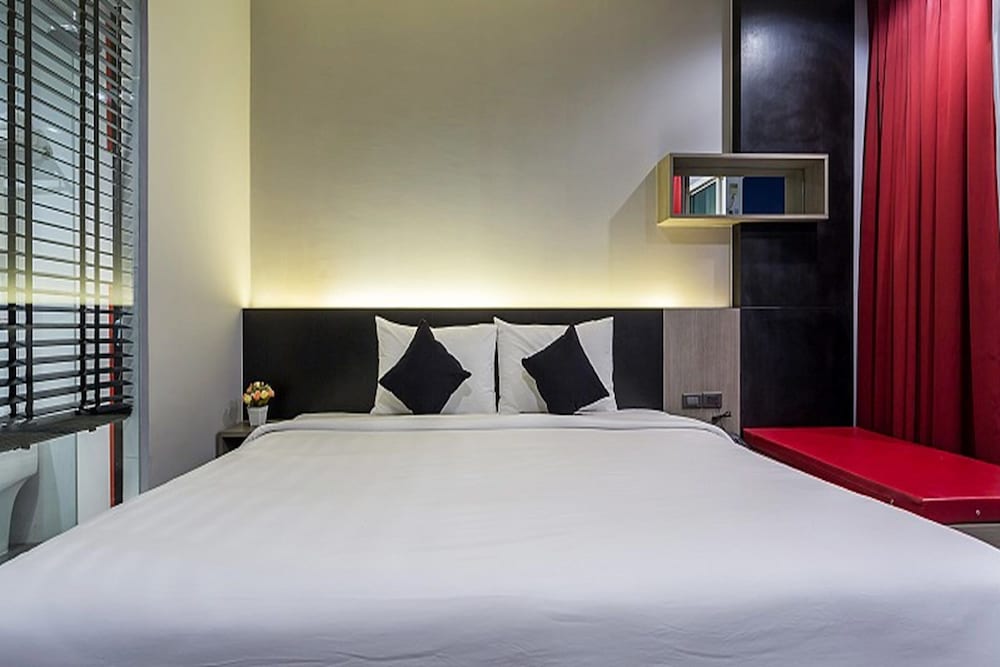 Neon Patong Hotel 17/65