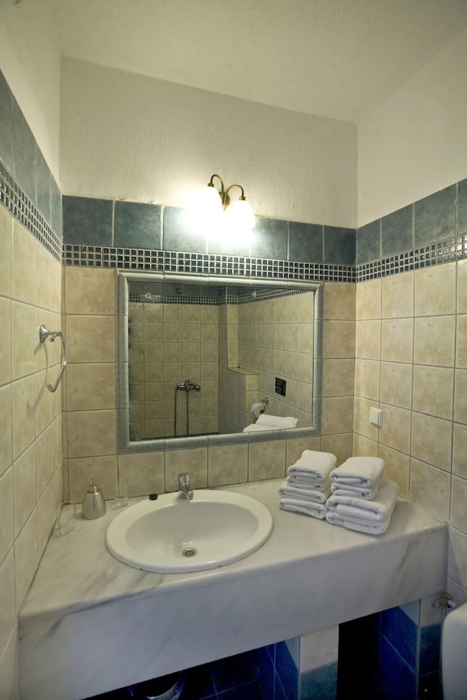 Family, Queen and Twin Beds, Sea View, Near the Pool، Assa Maris Beach Hotel 9/10