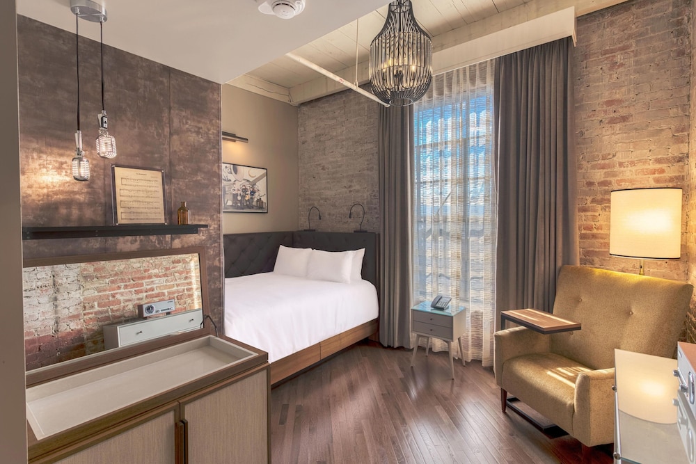 Studio, Queen Bed