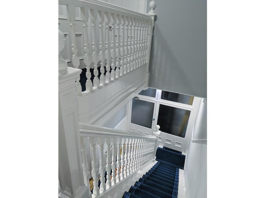 Falcon Crest Guest House 3/21
