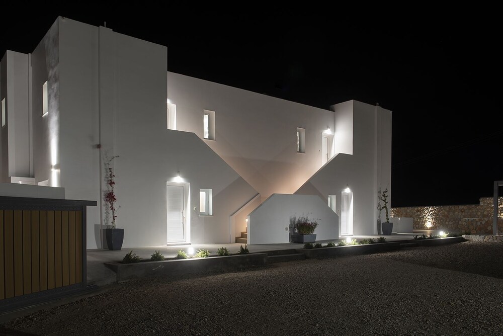 Valery Suites 48/54