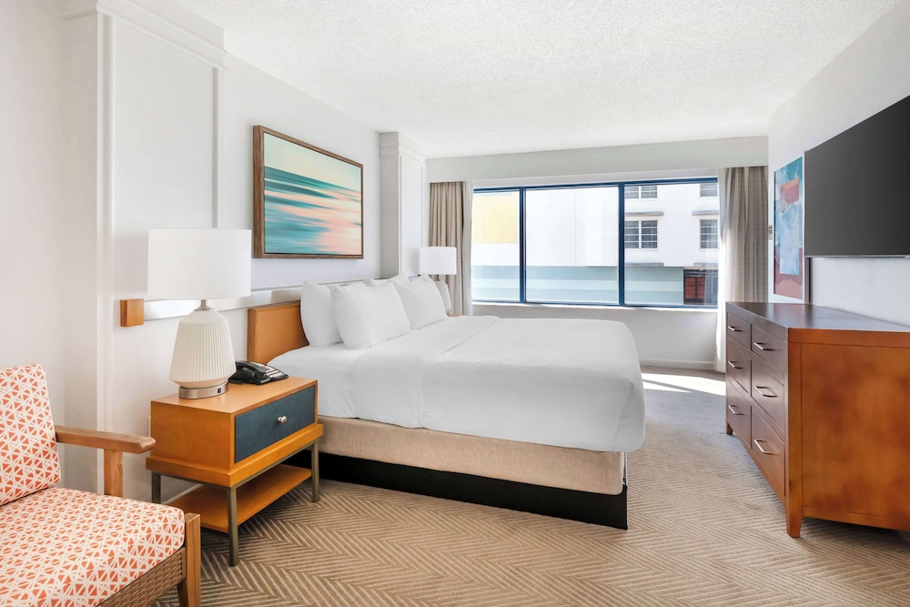 1 BEDROOM, SUITE, KING BED, BALCONY