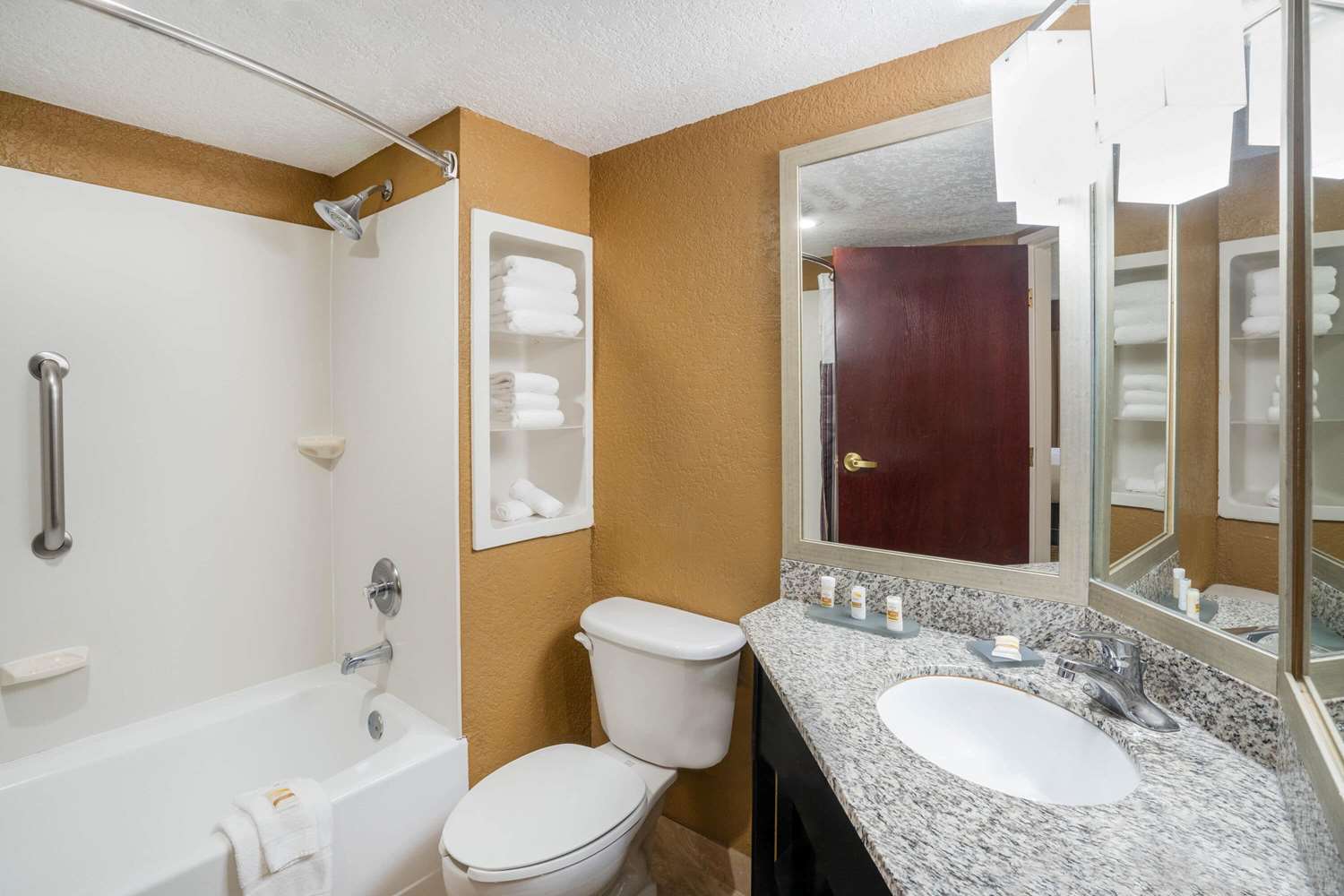 La Quinta Inn & Suites by Wyndham Hot Springs 52/57