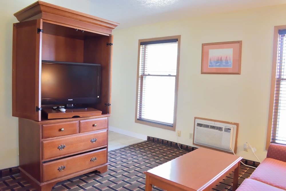 Great Lakes Inn and Suites 31/45