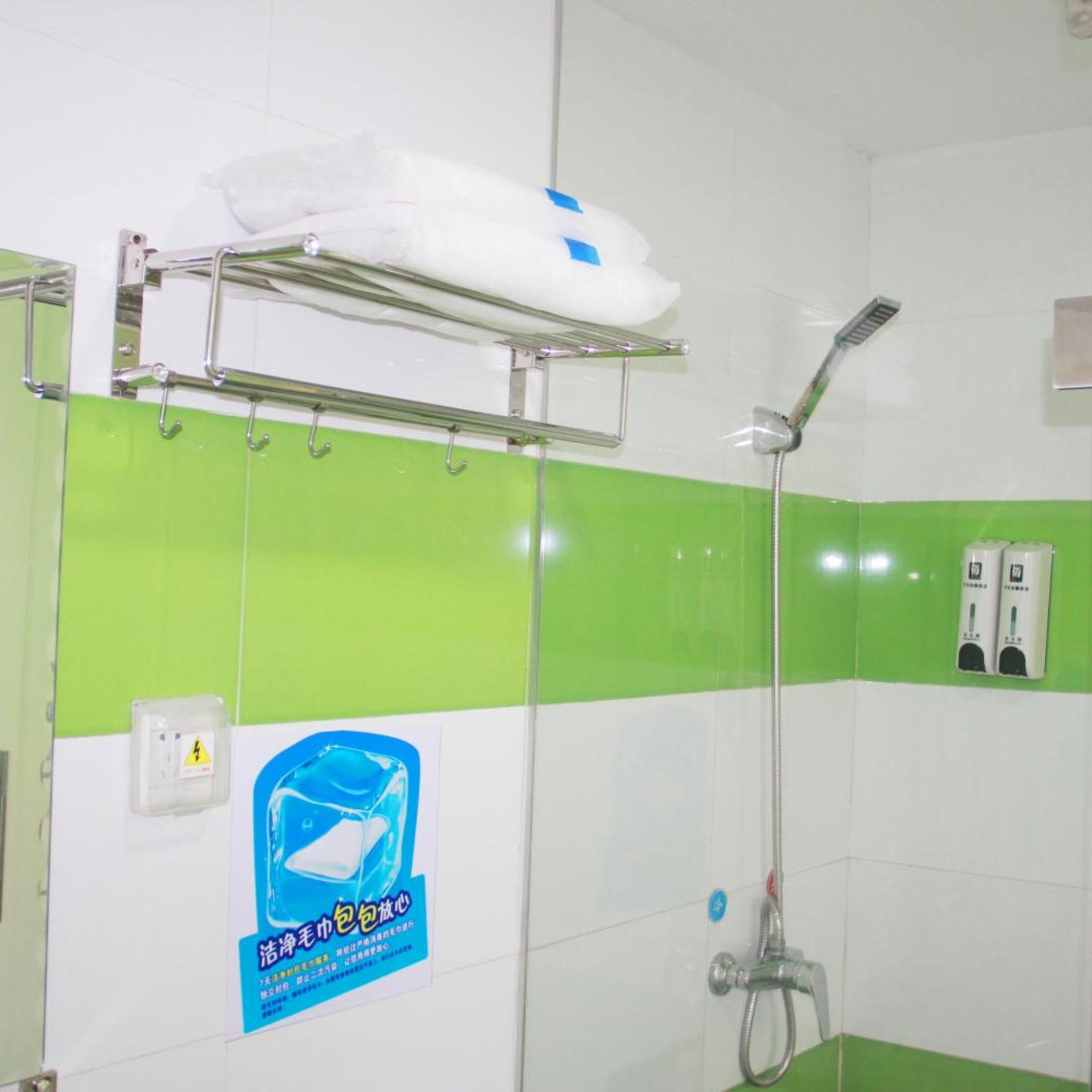 7 Days Inn (Shanghai South Xizang Road Metro Station) 2/39
