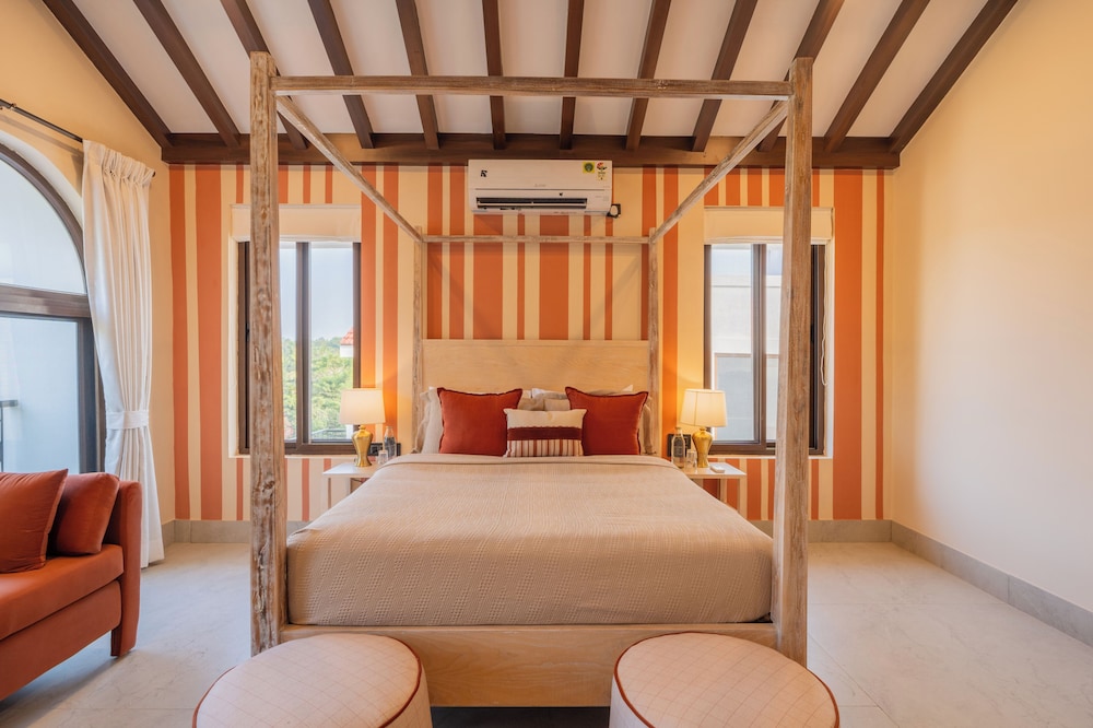 ELIVAAS Villa Paraiso 4 BHK with Pool and Bar 23/35