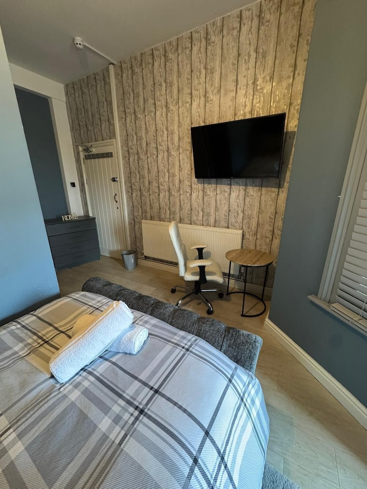 OYO Shore Surf Lodge 18/50