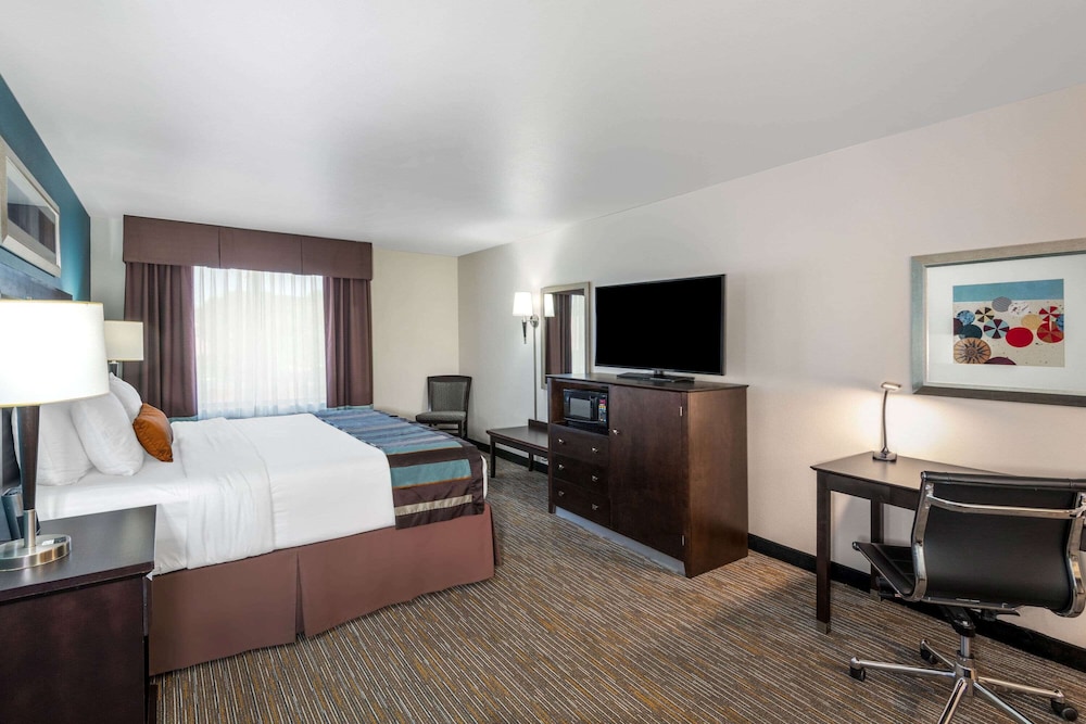 غرفة قياسية بسرير كينج، Wingate By Wyndham St George 2/4