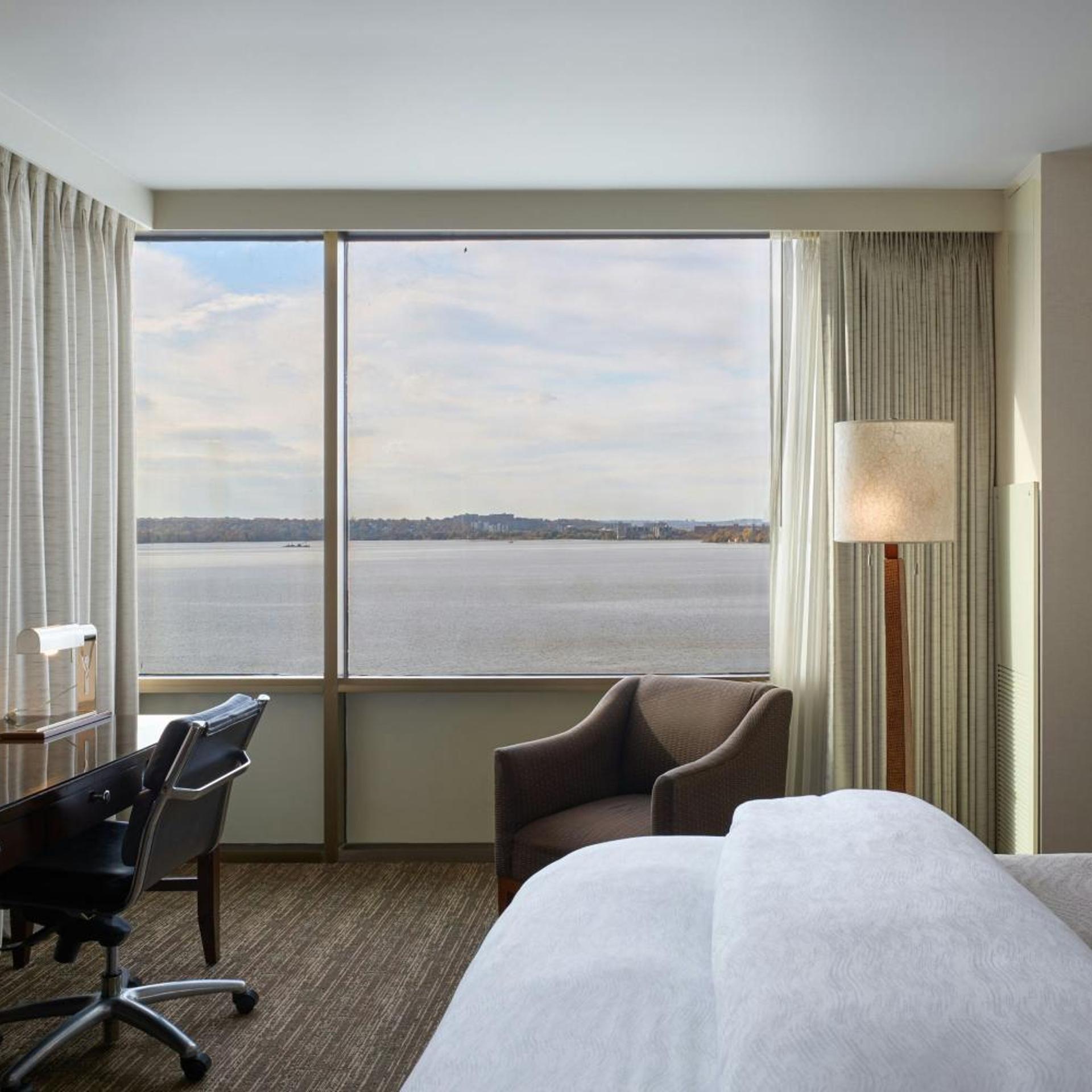غرفة ديلوكس بسرير كينج بإطلالة على النهر، The Westin Washington National Harbor 5/7