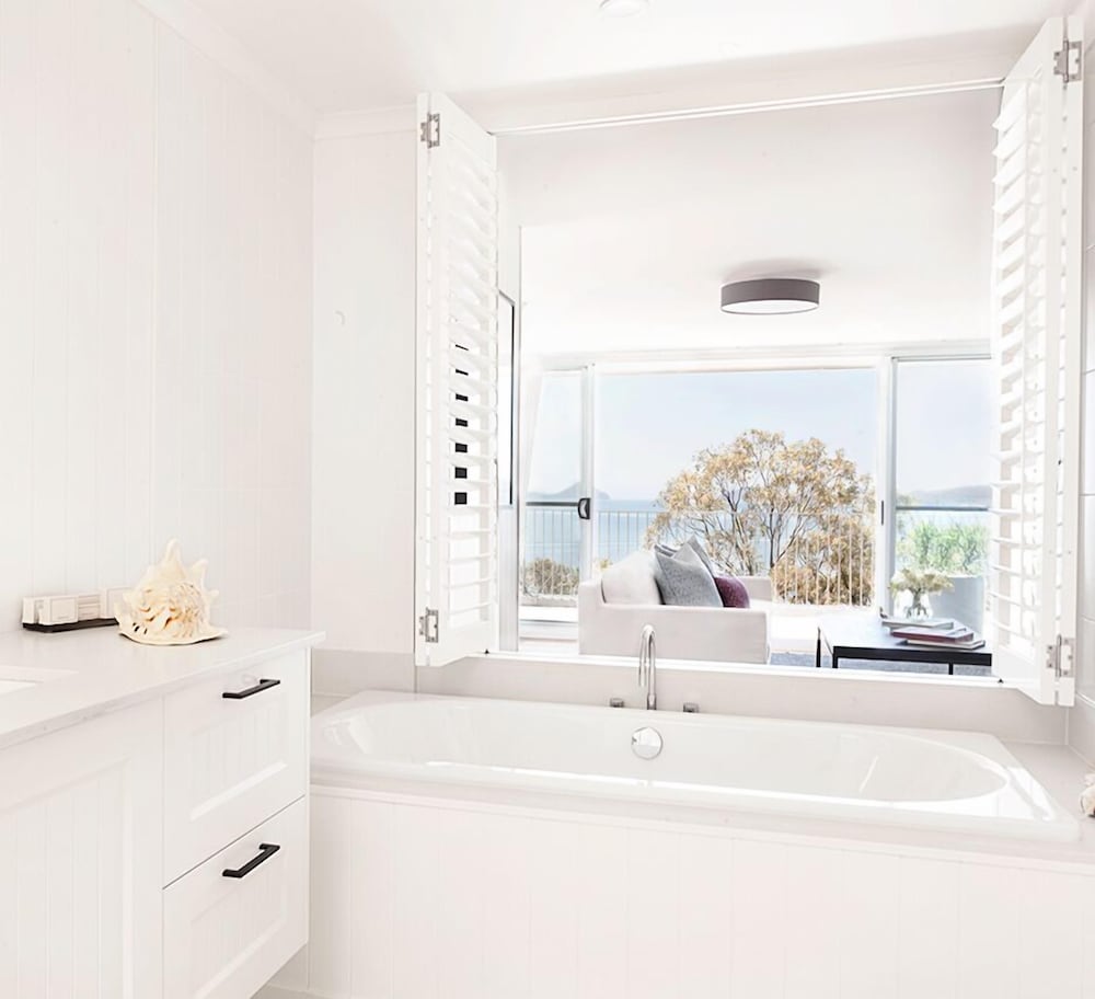 Classic, Penthouse, King Bed, Bay View, Bathtub