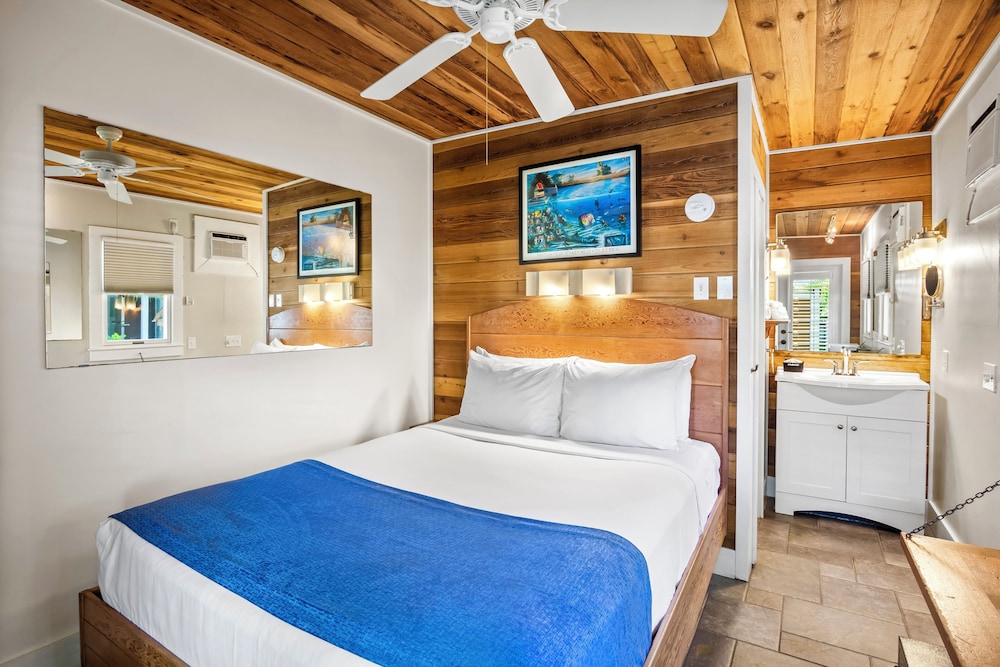 ISLAND, QUEEN BED