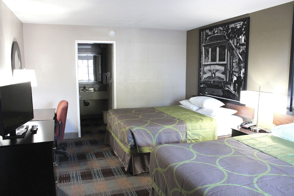 Super 8 by Wyndham Salinas 15/36