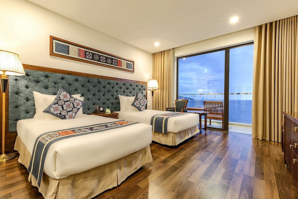 PREMIER, TWIN BEDS, OCEAN FRONT, BALCONY