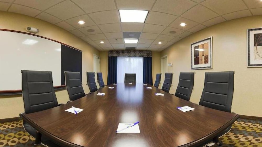 Holiday Inn Express Hotel Suites Searcy 41/50