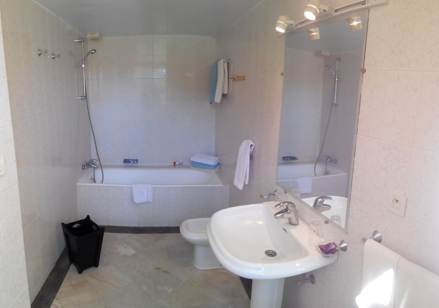 HOTEL LES AMANDIERS 37/39