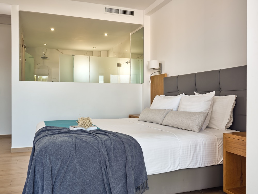 Cavo Orient Beach Hotel 8/50