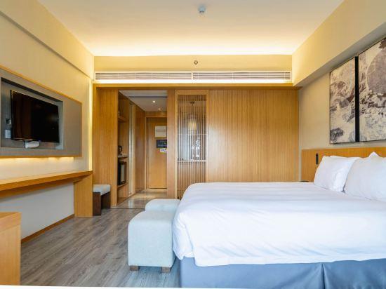 Guest Room, Queen Bed, Courtyard View