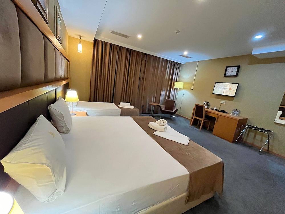Room, Triple, 1 King and 1 Single Beds, City View, Pool Access