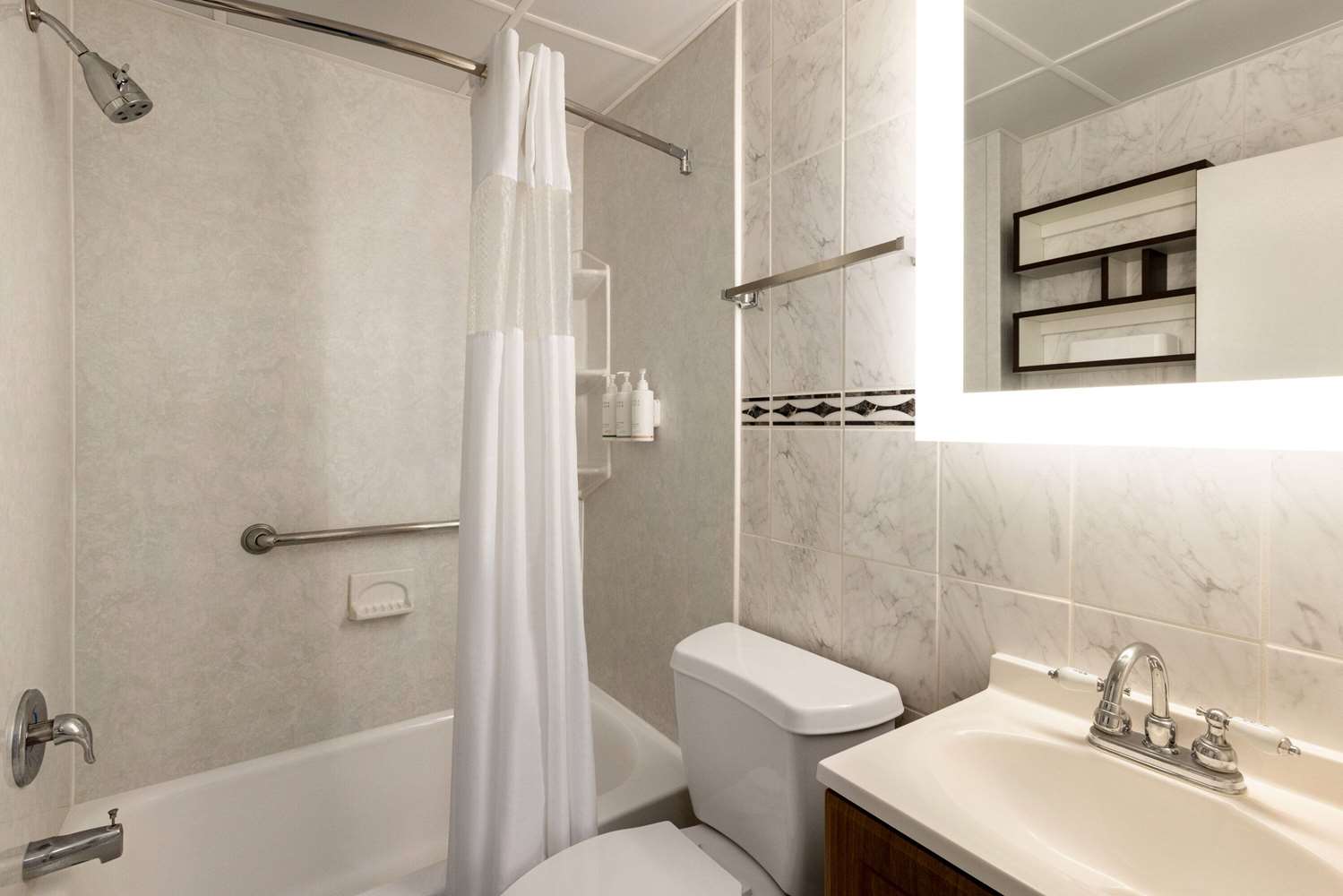 Howard Johnson By Wyndham Ocean City Oceanfront 41/50