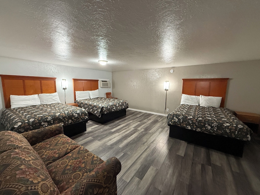 ROOM, 3 QUEEN BEDS